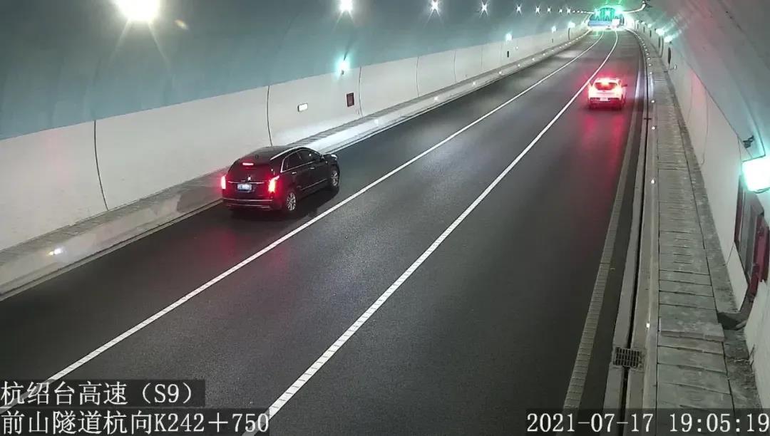 車輛出了事故報警電話_車輛事故報警電話打110還是122_車輛事故報警是什么電話