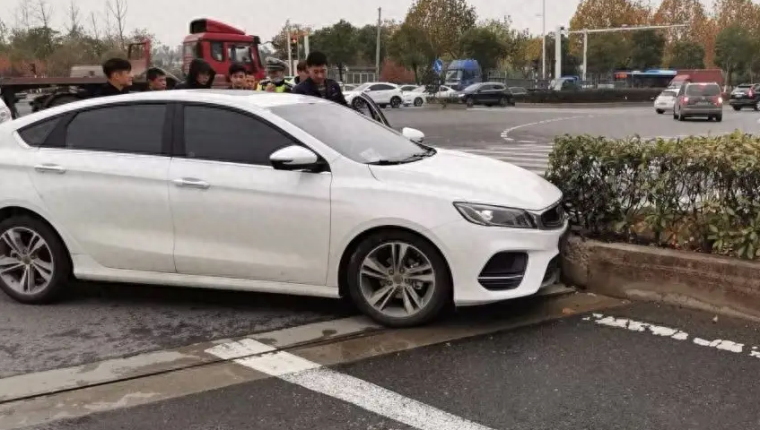 交通事故需要扣車嗎_交通事故需要扣車嗎_交通事故需要扣車嗎